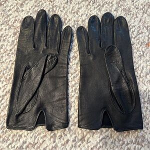 Short black leather gloves